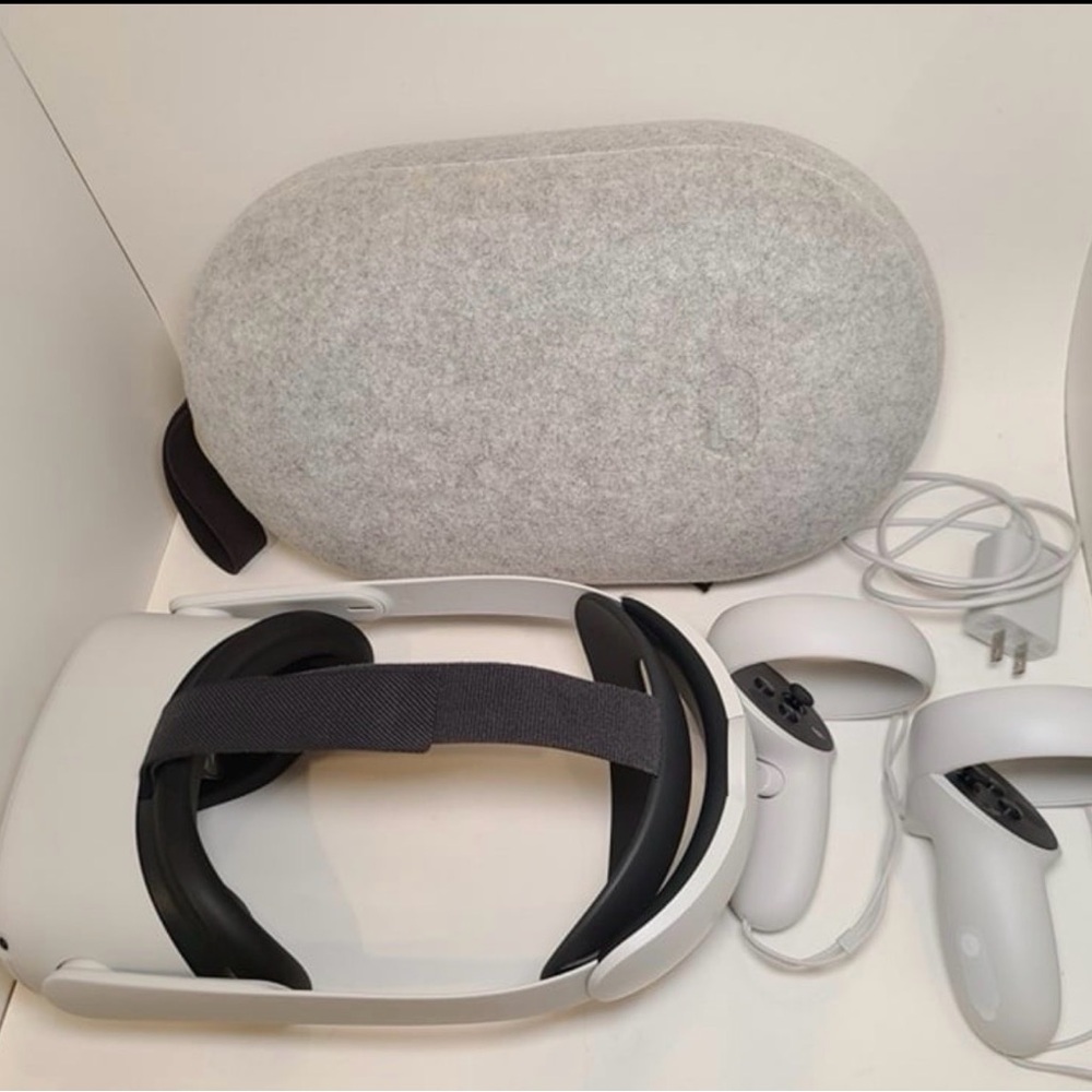Oculus Meta Quest 2 Elite Strap 256GB and Carrying Case LIKE NEW